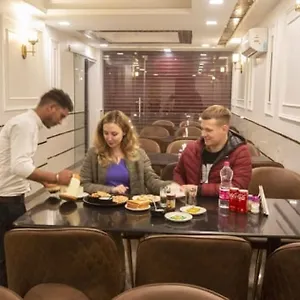 *** Hotel Devrana Delhi Airport India